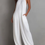 Macacão Resort Branco Plissado com Decote Halter e Pernas Largas