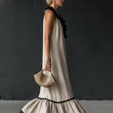 Vestido longo elegante e romântico com babados e blocos de cores.