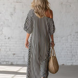 Vestido longo listrado elegante e clássico com ombros à mostra