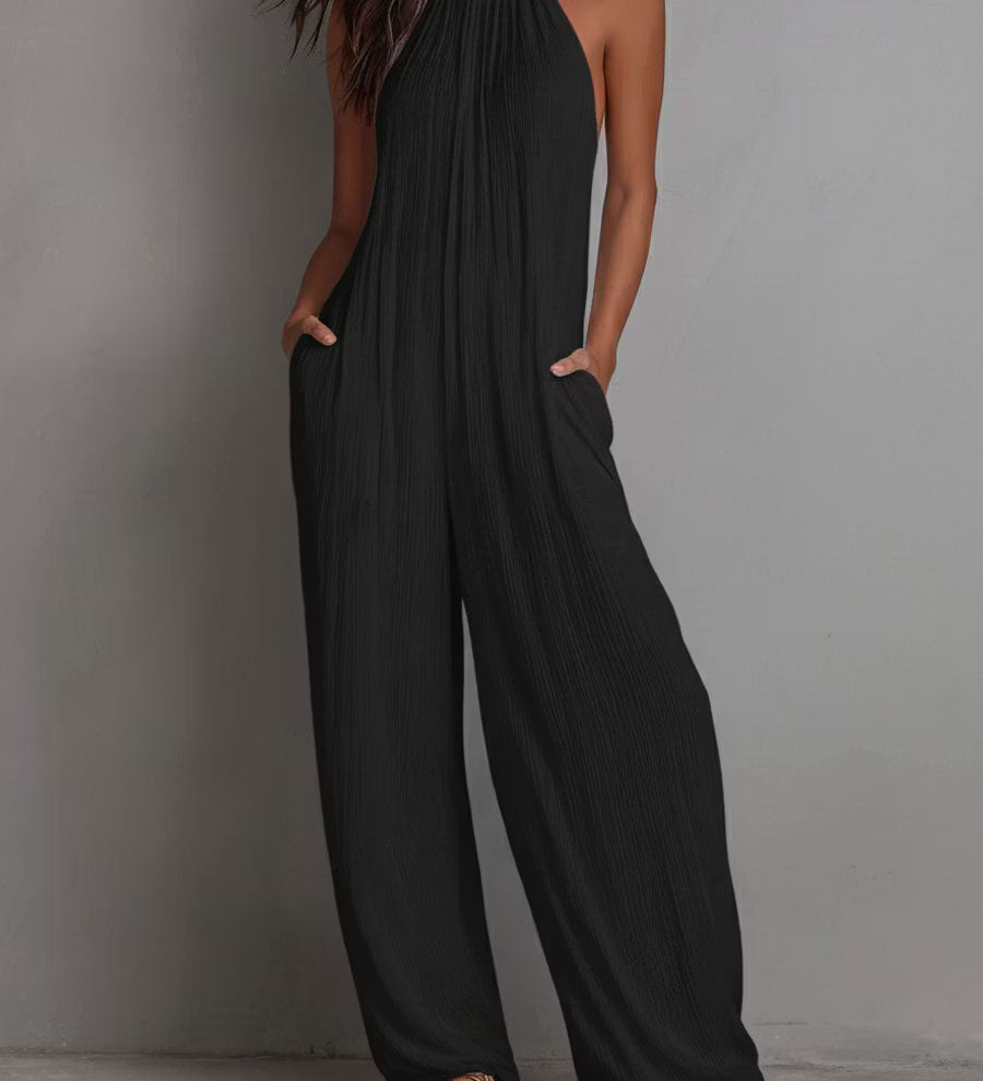 Macacão Resort Branco Plissado com Decote Halter e Pernas Largas