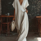 Vestido longo elegante e aconchegante em linho e algodão com detalhes em renda.