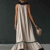 Vestido longo elegante e romântico com babados e blocos de cores.