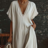 Vestido longo elegante e aconchegante em linho e algodão com detalhes em renda.