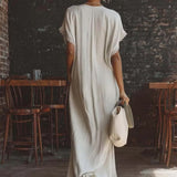 Vestido longo elegante e aconchegante em linho e algodão com detalhes em renda.