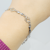 A pulseira «Laço Eterno» com patas e ossos