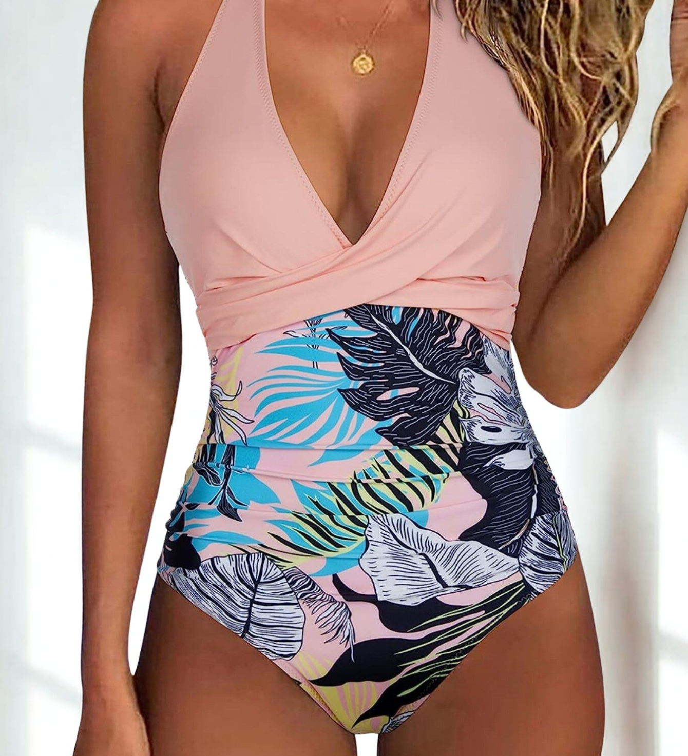 Maiô Folha Tropical – Decote em V e Estilo Escultural