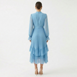 Mariana | Vestido Plissado com Mangas Românticas e Frufrus Assimétricos