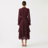 Mariana | Vestido Plissado com Mangas Românticas e Frufrus Assimétricos