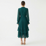 Mariana | Vestido Plissado com Mangas Românticas e Frufrus Assimétricos