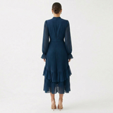 Mariana | Vestido Plissado com Mangas Românticas e Frufrus Assimétricos