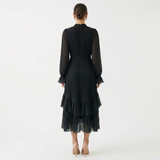 Mariana | Vestido Plissado com Mangas Românticas e Frufrus Assimétricos