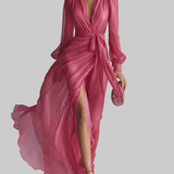 Vestido Elegante de Cetim Rosa com Decote Profundo e Cinto