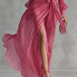 Vestido Elegante de Cetim Rosa com Decote Profundo e Cinto