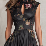 Vestido Midi Plissado de Satén Floral Preto com Decote em Forma de Olho de Fechadura