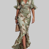 Vestido Maxi Assimétrico em Satin Verde com Mangas Bell e Decote em V