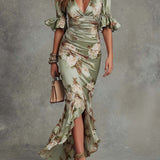 Vestido Maxi Assimétrico de Cetim Verde com Mangas de Sinos e Decote em V Floral