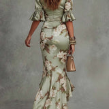Vestido Maxi Assimétrico em Satin Verde com Mangas Bell e Decote em V