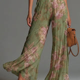 Blusa Verde Floral com Decote em V Sem Mangas e Calças Largas Plissadas em Cetim