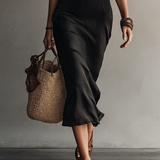 Alie | Vestido Midi Preto com Decote em V e Bordas em Renda