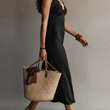 Alie | Vestido Midi Preto com Decote em V e Bordas em Renda