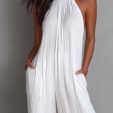 Macacão Resort Branco Plissado com Decote Halter e Pernas Largas
