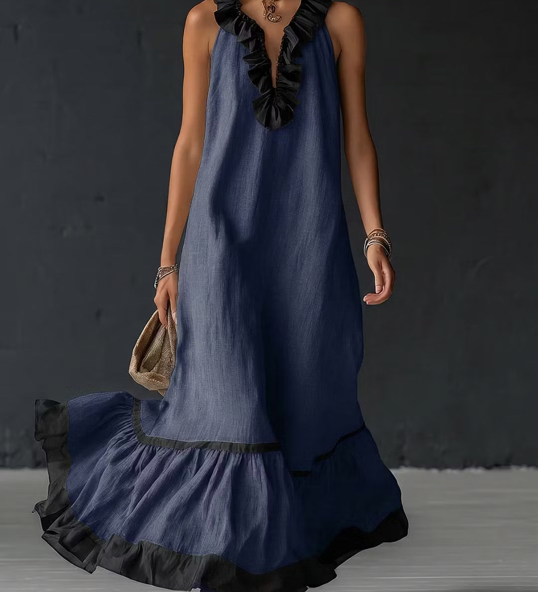 Vestido longo elegante e romântico com babados e blocos de cores.