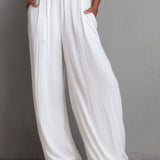Macacão Resort Branco Plissado com Decote Halter e Pernas Largas
