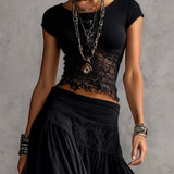 Top de Renda Preto com Painéis Transparentes e Macacão Plissado Maxi