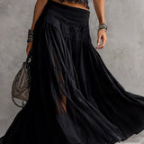 Top de Renda Preto com Painéis Transparentes e Macacão Plissado Maxi