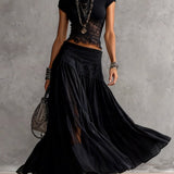 Top de Renda Preto com Painéis Transparentes e Macacão Plissado Maxi
